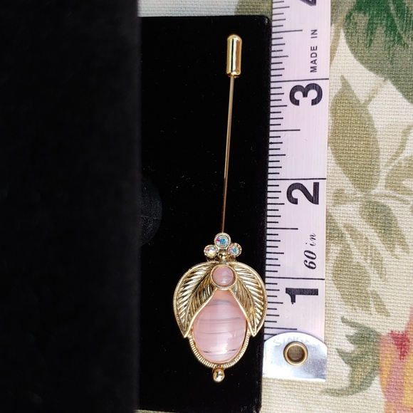 Vintage Style Oval Pink Feather Brooch in Pink and Gold Tone - Picture 7 of 12